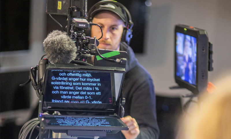 Mårten Daag bakom filmkameran med prompter och monitor under inspelning i House of Visions studio