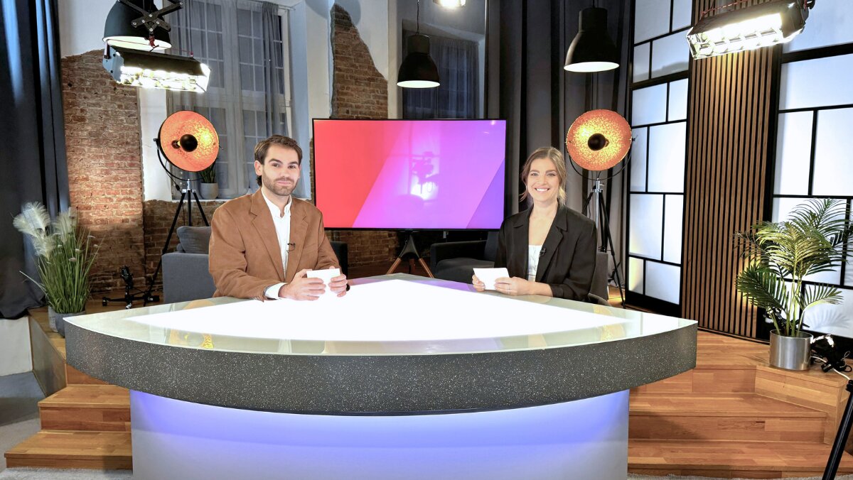 Livesändning från House of Visions studio med programledare vid sändningsbordet