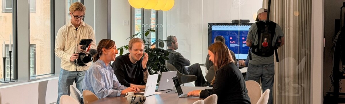 Kamerateam som sänder ett hybridmöte på plats hos kund